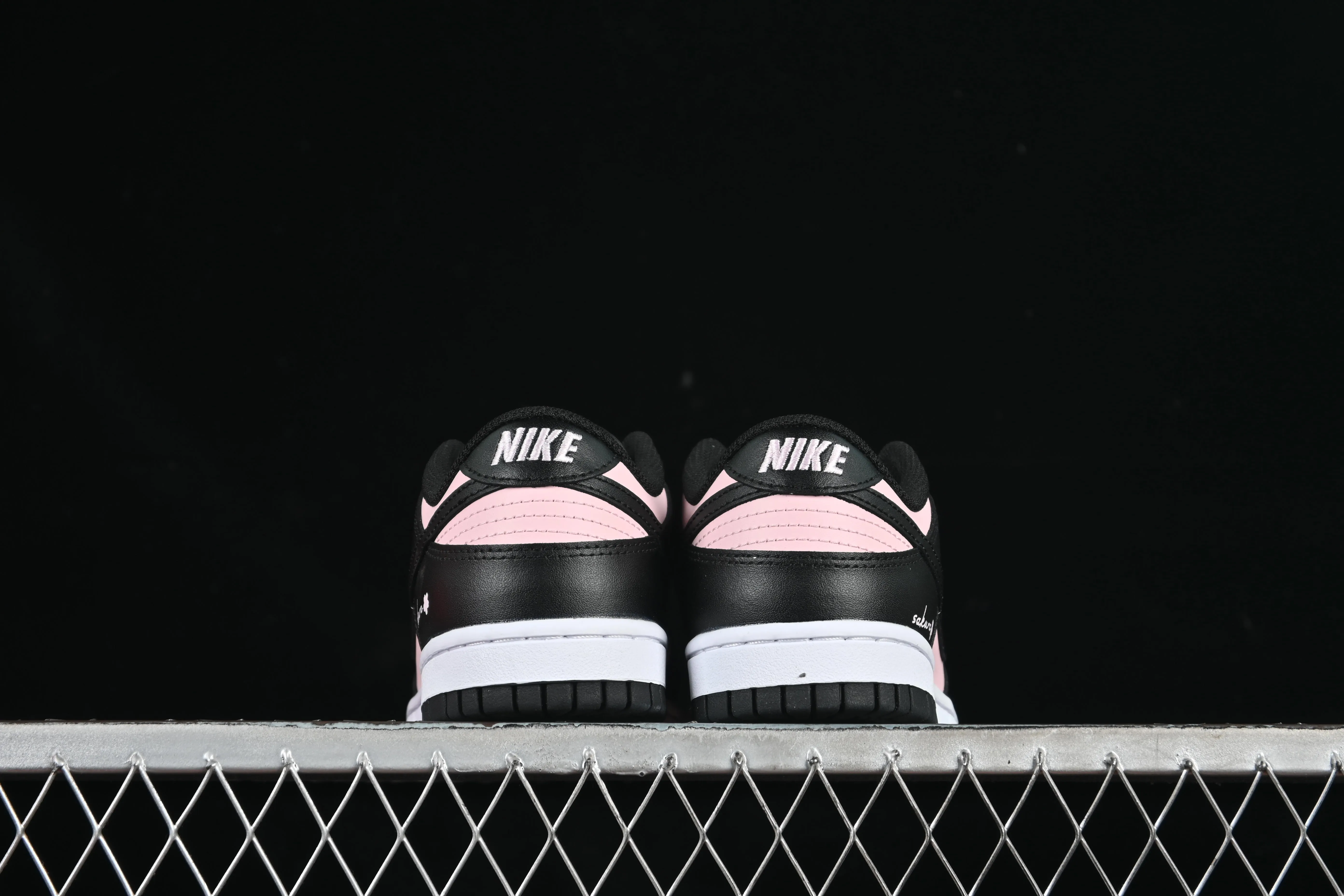 All categories Nk SB Dunk series Nk SB Dunk Low low-top sneakers Nike SB Dunk Low black and pink low-top casual sneakers CW1590-100